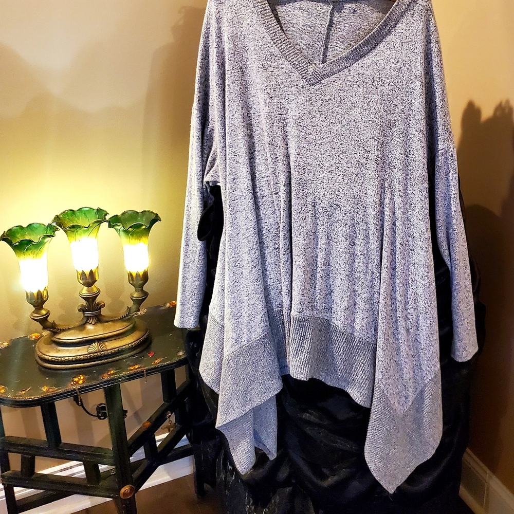 Sweater. Handkerchief hem. Boho. Fleece.